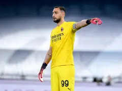 Gianluigi Donnarumma, bramkarz w żółtym stroju z numerem 99, w rękawicach, na boisku. Jego obecne drużyny to PSG i reprezentacja Włoch.