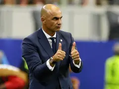 Roberto Martínez, trener Portugalii, pokazuje dwa kciuki w górę, wyrażając aprobatę.