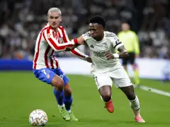 Griezmann z Atletico Madryt walczy o piłkę z Viniciusem z Realu Madryt. Dwa kluby z Madrytu w akcji.