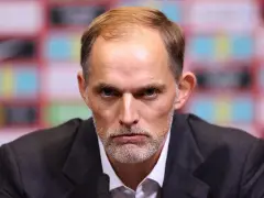 Thomas Tuchel, były trener Chelsea, z poważną miną przed mikrofonem.