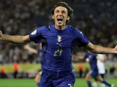 Piłkarz w niebieskiej koszulce reprezentacji Włoch z numerem 21, Andrea Pirlo, świętuje bramkę. Ile lat ma Pirlo?