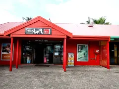 Sklep Quiksilver, znanej firmy odzieżowej dla surferów, z czerwonym logo i ofertą "Locker Hire".