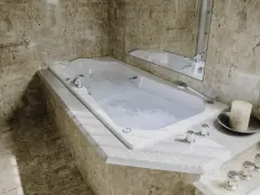 Baignoire balnéo avec jets d'eau bouillonnante, ambiance spa relaxante. Avis positif pour ce moment de détente.