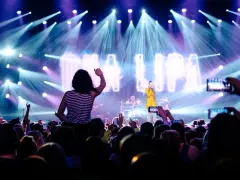 Koncert Dua Lipy, gdzie fani nagrywają jej najbardziej znane piosenki z filmów.
