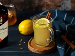 Rozgrzewający napój z whisky, cytryną i cynamonem. Idealny na chłodne wieczory.