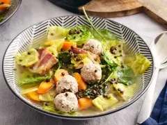 Herzhafte Suppe mit Wirsing, Linsen, Fleischbällchen und Speck.