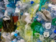Góra plastiku, butelki po napojach, opakowania po jogurtach, słomki i inne odpady, które można zaklasyfikować jako kod odpadu 20 03 01.