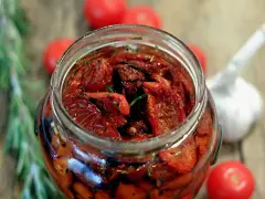 Pomodori secchi sott'olio, la ricetta della nonna. Un barattolo pieno di sole, profumato di rosmarino e aglio, pronto per insaporire ogni piatto.