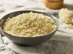 Miseczka z jasną bułką tartą panko na lnianym obrusie.