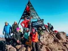 Grupa zdobywców na szczycie Jabal Toubkal, z flagą "PROJEKT WYPRAWA.PL".