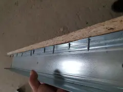 Schrauben verbinden OSB-Platte mit Metallprofil. Rigips auf OSB schrauben ist der nächste Schritt.