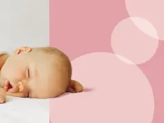 Śpiący, 2 tygodniowy noworodek otulony białym kocykiem. Delikatne różowe tło z okręgami.