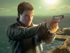 007 w pierwszym świetle, celuje z pistoletu na tle morza i skał.