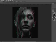 Portrait d'une femme avec un effet glitch Photoshop, créant une distorsion visuelle rouge et verte.