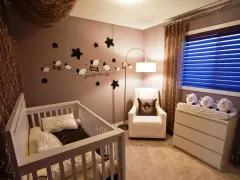 Idee pareti cameretta neonato maschio: simpatico adesivo con pecorelle che saltano la staccionata e stelle, per un ambiente sereno.
