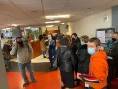 Kolejka ludzi w biurze paszportowym w Częstochowie. Niektórzy mają maseczki.