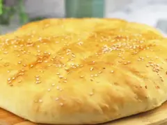 Ein goldbraunes, fluffiges Pide mit Sesam bestreut, bereit zum Genuss.