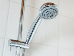 Chromowana bateria prysznicowa w akcji. Sprawdź montaż baterii prysznicowej cena i ciesz się relaksującym prysznicem.