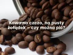 Ziarna kawy rozsypane z metalowego naczynia. Tekst pyta: "Kawa na czczo, na pusty żołądek – czy można pić?".