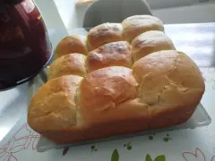Délicieux pain brioché doré, parfait pour une recette brioche facile. Il est prêt à être dégusté.