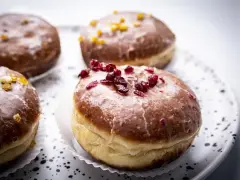 Ile kalorii ma pączek? Obalamy mity i radzimy, jak jeść.
