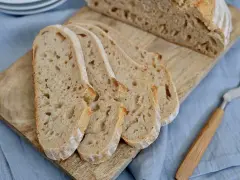 Aufgeschnittenes italienisches Brot mit Lievito Madre auf einem Holzbrett, bereit zum Genießen.