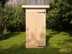 Drewniane wc na działce, idealne do ogrodu. Poznaj jego wymiary i ciesz się komfortem.