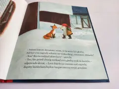 Lis i skrzat rozmawiają na śniegu. Skrzat ostrzega lisa przed kurami, a lis udaje, że ich nie widział.