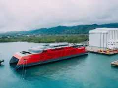 Nowy prom Fjord FSTR, gotowy do rejsów między Norwegią a Danią, cumuje przy nabrzeżu.
