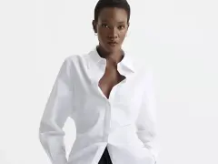 Kobieta w białej koszuli, gotowa na eleganckie white party.