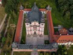 Widok z lotu ptaka na barokowy zespół klasztorny. To idealne miejsce na zwiedzanie, gdy planujesz święta lipka trasę.
