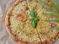Pyszna pizza z serem i bazylią, idealne dodatki do pizzy.