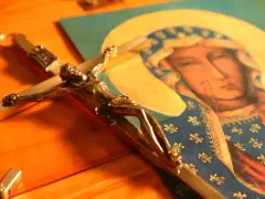 Krzyż i obraz Matki Bożej, symbol nadziei w modlitwie do Matki Bożej w problemach finansowych.