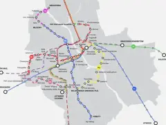Mapa pokazuje stacje metra M2 i inne linie kolejowe w Warszawie, z zaznaczonymi trasami i nazwami przystanków.