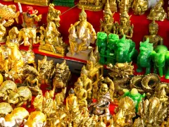 Złote figurki Buddy, słoni, smoków i innych bóstw. Warto kupić w Indiach jako pamiątkę lub talizman.