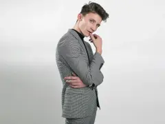 Elegancki młody mężczyzna w garniturze w kratkę, idealny pomysł, jak ubrać się na 18. urodziny.