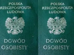 Dwa zielone okładki dowodów osobistych PRL z orłem. Bezterminowy dowód osobisty, dokument tożsamości.
