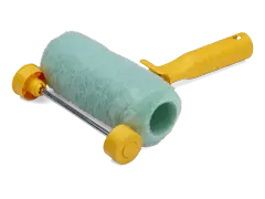 En grön roller med gult handtag, perfekt för att jämnt fördela tapetlim.