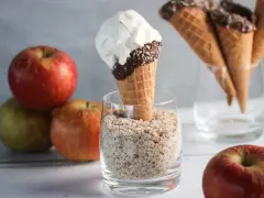 Äpfel liegen neben Eiswaffeln. Warum gibt es kein Apfeleis? Vielleicht weil Äpfel so gut frisch schmecken!