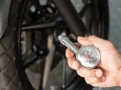 Controllo della pressione gomme moto con manometro. La sicurezza prima di tutto!