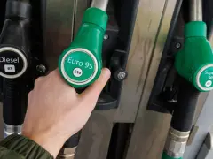 Dłoń trzymająca zielony pistolet z napisem "Euro 95 E10", obok pistolety na Diesel i Super+ 98.