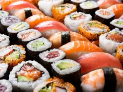 Mnóstwo pysznego sushi: nigiri z łososiem, tuńczykiem, krewetką i rolki z awokado, ogórkiem, krabem. Tak wygląda sushi, co to za uczta!
