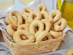 Koszyk pełen chrupiących taralli, idealnych do chrupania. Ten przepis na taralli to sekret włoskiej przekąski.