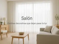 Salón moderno con sofá, mesa de centro y un estor o cortina blanca que deja pasar la luz.