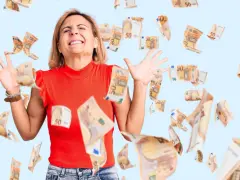Kobieta z zamkniętymi oczami i wyciągniętymi rękami, otoczona spadającymi banknotami 50 euro. Jej wyraz twarzy sugeruje walkę z uzależnieniem od pieniędzy.