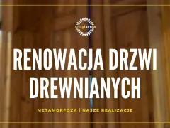 Zbliżenie na drewniane drzwi z napisem "Renowacja drzwi drewnianych".