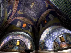 Mosaïques célestes et figures bibliques dans une chapelle de Ravenne, Italie. Un voyage à travers l'art byzantin.