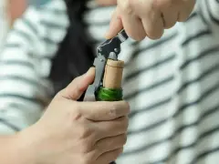 Otwórz wino bez korkociągu: 5 sprawdzonych metod (bezpiecznie!)