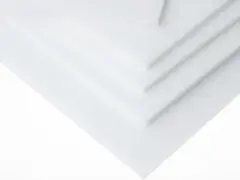 Kilka białych arkuszy tarflenu ułożonych warstwowo, tworzących geometryczny wzór.