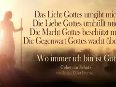 Silhouette einer Person mit Stab im Sonnenlicht. Text: "Das Licht Gottes umgibt mich. Die Liebe Gottes umhüllt mich. Die Macht Gottes beschützt mich. Die Gegenwart Gottes wacht über mir. Wo immer ich bin ist Gott." Kraftvolle Gebete.